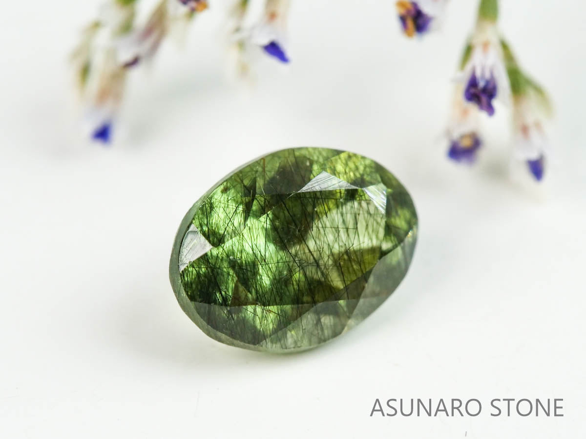 ルドウィジャイトインペリドット（ルチルペリドット）オーバルカット　パキスタン産   1.18ct【221226-1345】