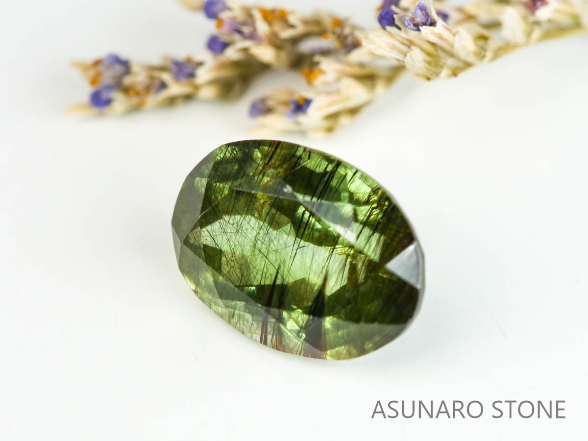 ルドウィジャイトインペリドット（ルチルペリドット）オーバルカット　パキスタン産   2.77ct【221226-1348】