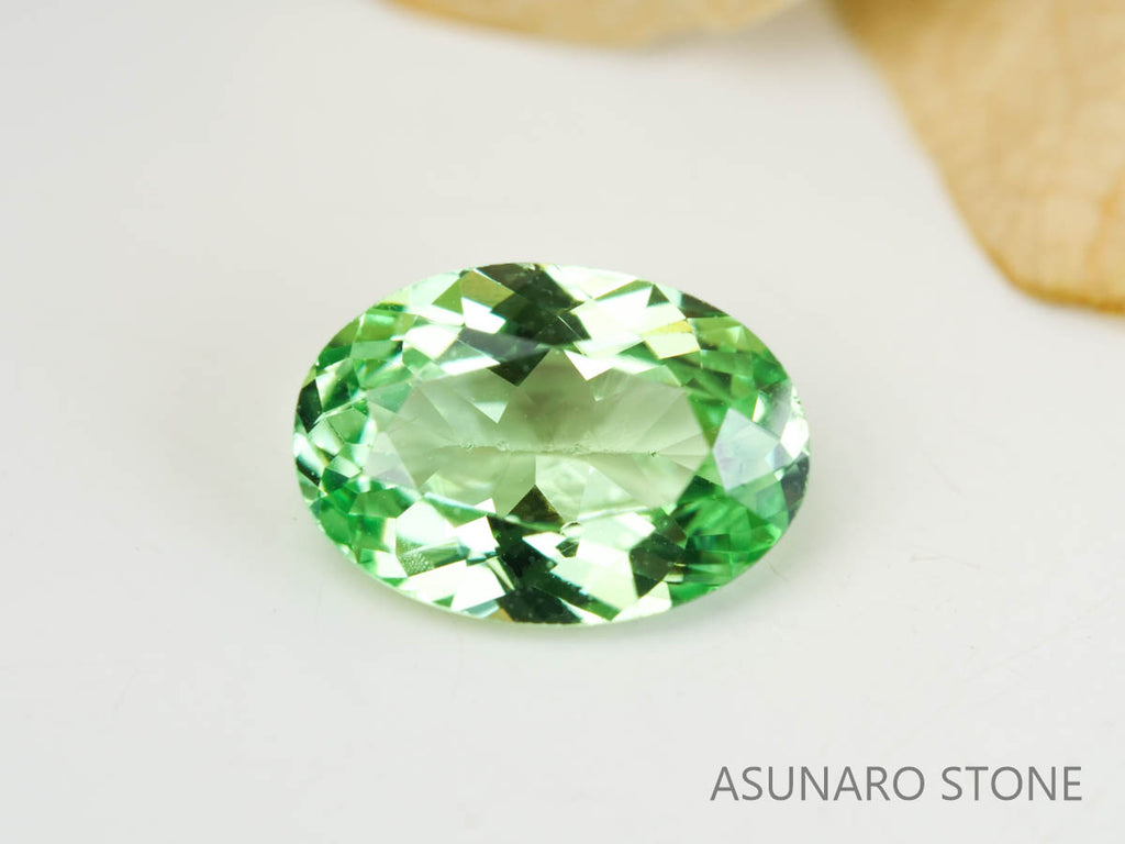 UVミントガーネット　タンザニア産　オーバルカット　0.46ct　【220301-1373】