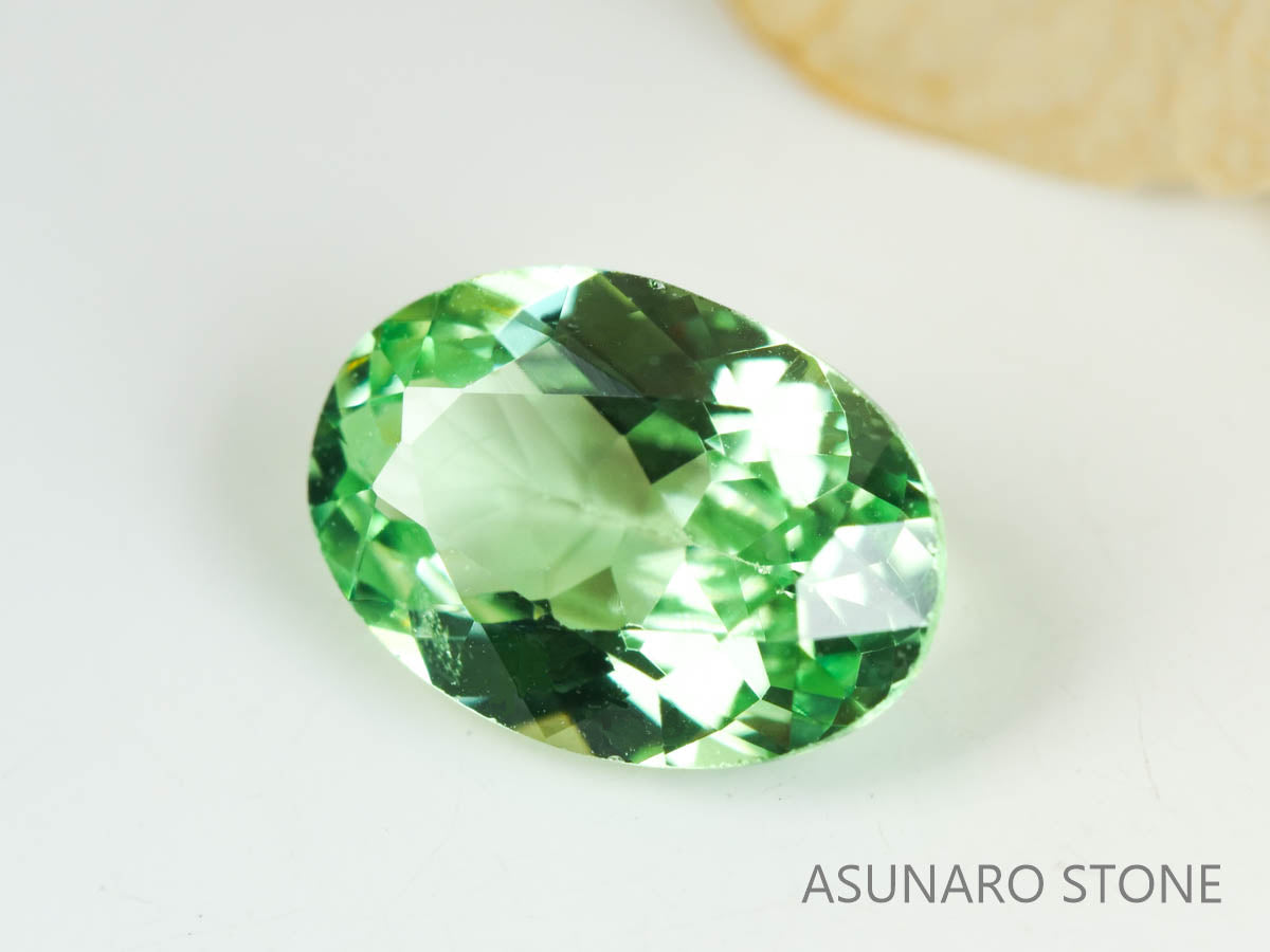 UVミントガーネット　タンザニア産　オーバルカット　0.46ct　【220301-1373】