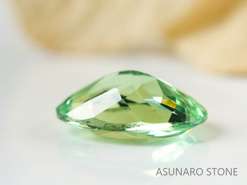 UVミントガーネット　タンザニア産　オーバルカット　0.46ct　【220301-1373】