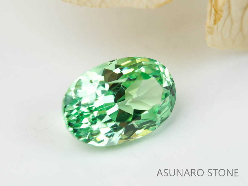 UVミントガーネット　タンザニア産　オーバルカット　0.60ct　【220301-1374】