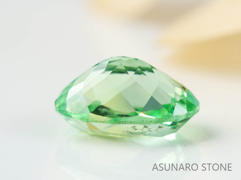 UVミントガーネット　タンザニア産　オーバルカット　0.60ct　【220301-1374】