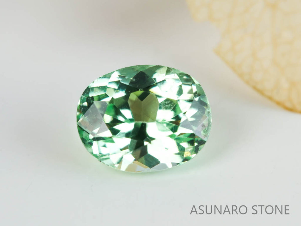 UVミントガーネット　タンザニア産　オーバルカット　0.63ct　【220301-1375】