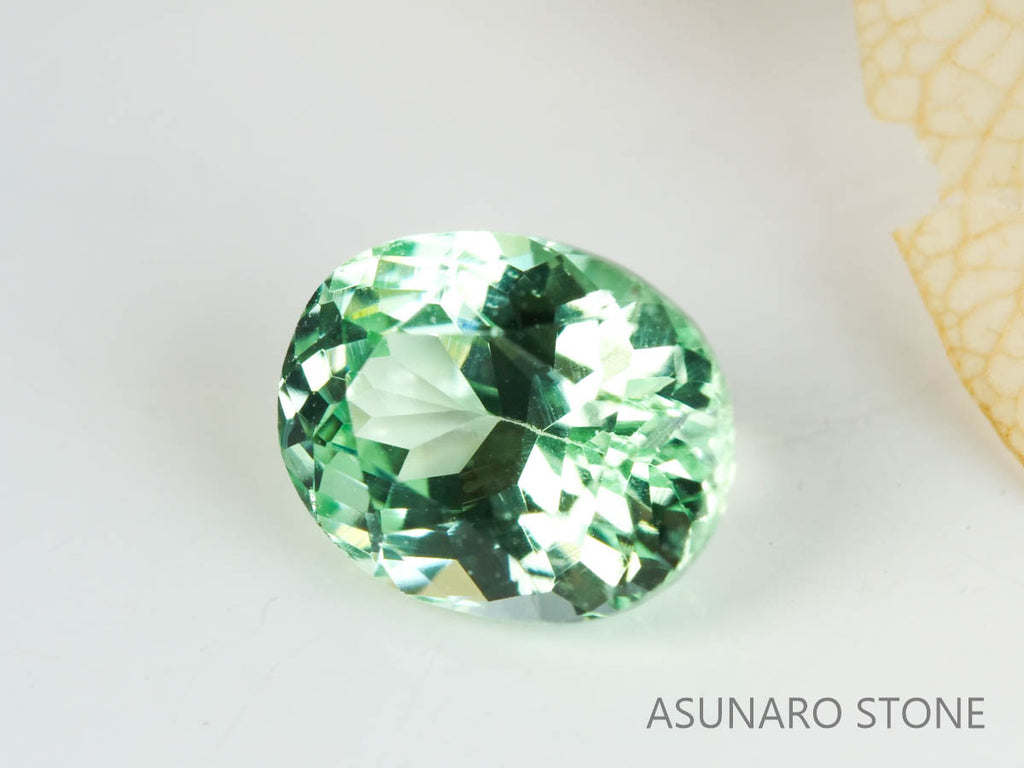 UVミントガーネット　タンザニア産　オーバルカット　0.63ct　【220301-1375】