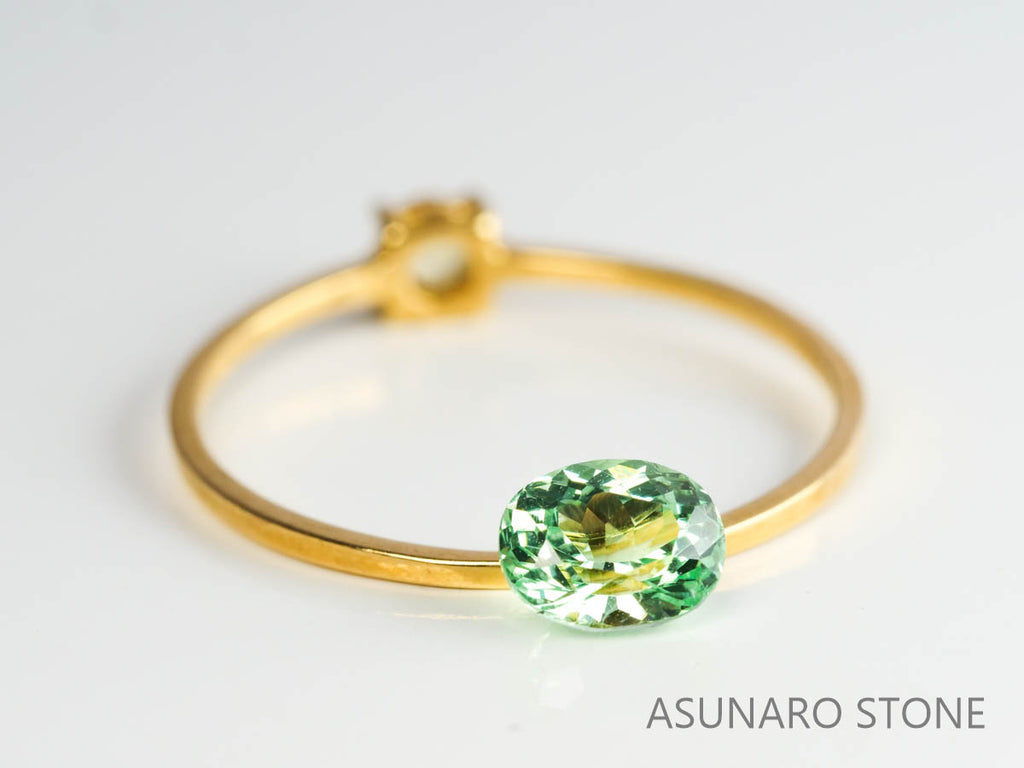 UVミントガーネット　タンザニア産　オーバルカット　0.63ct　【220301-1375】
