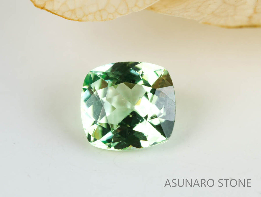 UVミントガーネット　タンザニア産　クッションカット　0.39ct　【220301-1376】