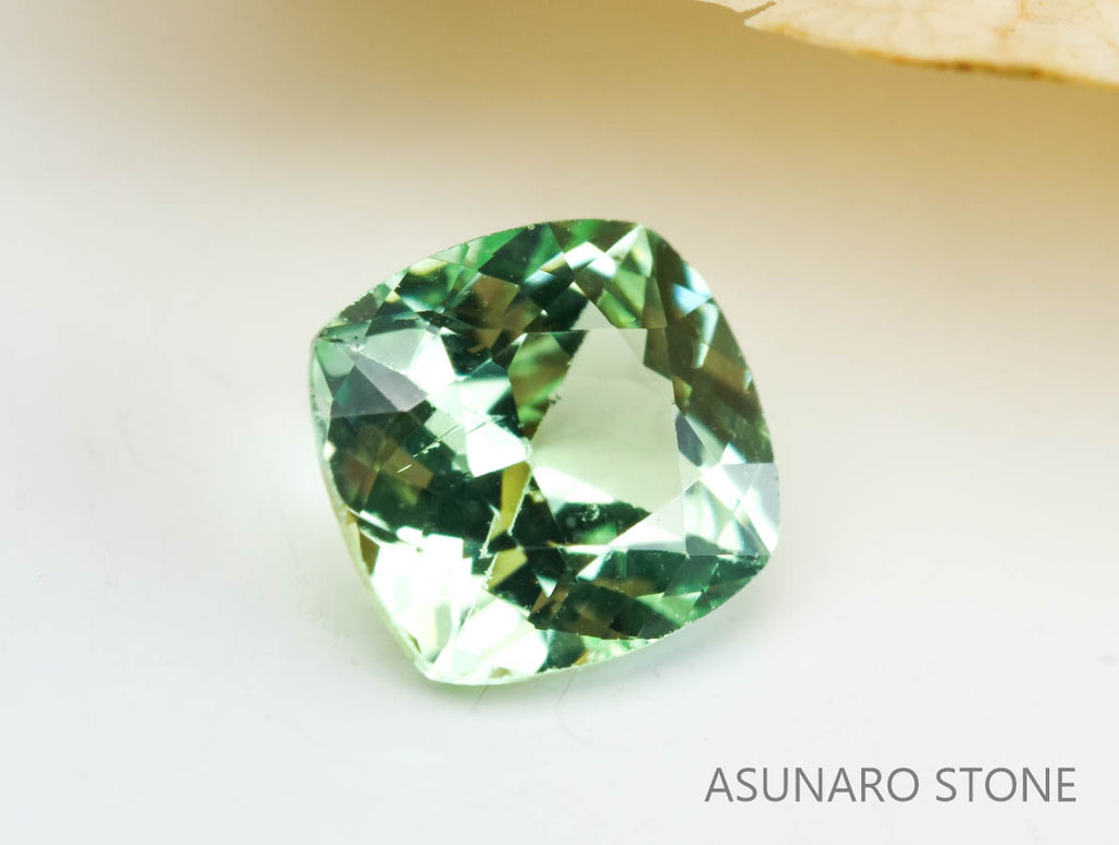 UVミントガーネット　タンザニア産　クッションカット　0.39ct　【220301-1376】