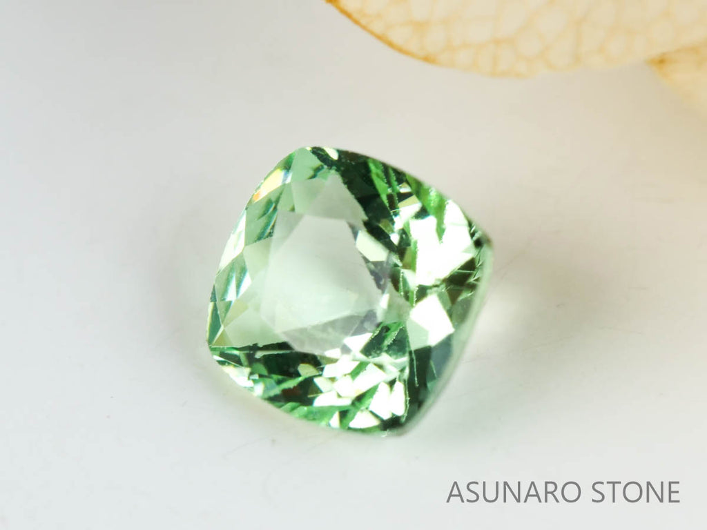 UVミントガーネット　タンザニア産　クッションカット　0.39ct　【220301-1376】