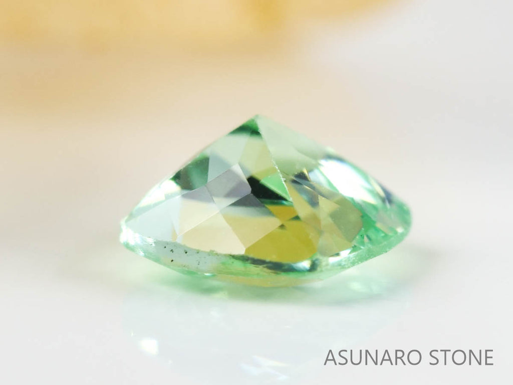 UVミントガーネット　タンザニア産　クッションカット　0.39ct　【220301-1376】