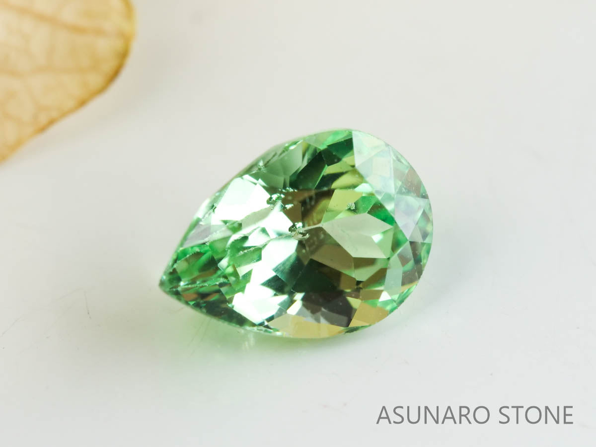 UVミントガーネット タンザニア産 ペアシェイプ 0.50ct 【220301-1377