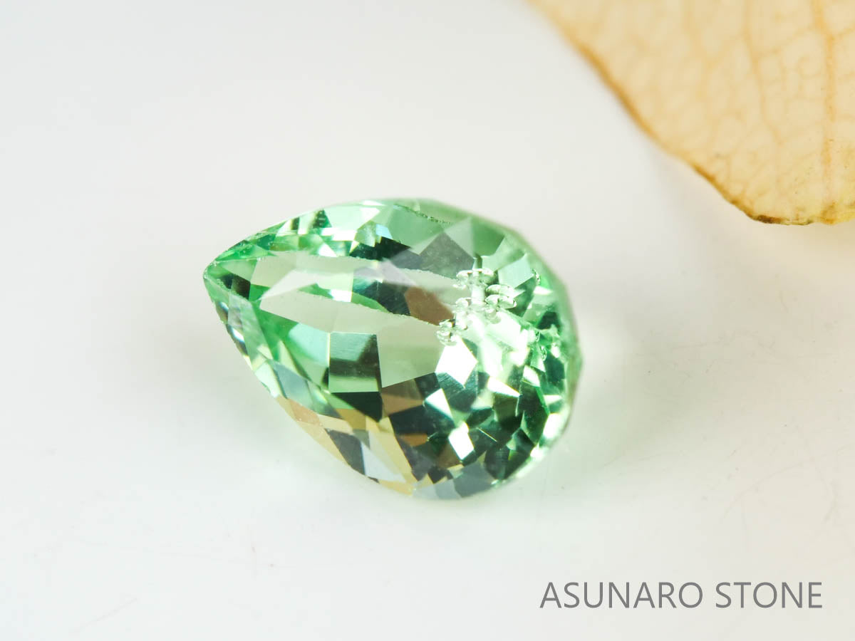 UVミントガーネット タンザニア産 ペアシェイプ 0.50ct 【220301