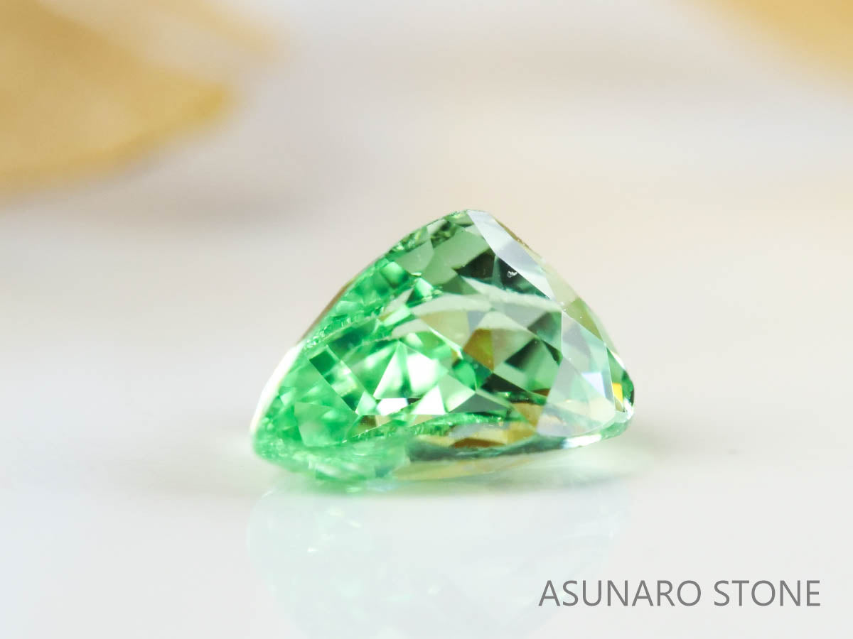 UVミントガーネット　タンザニア産　ペアシェイプ　0.50ct　【220301-1377】