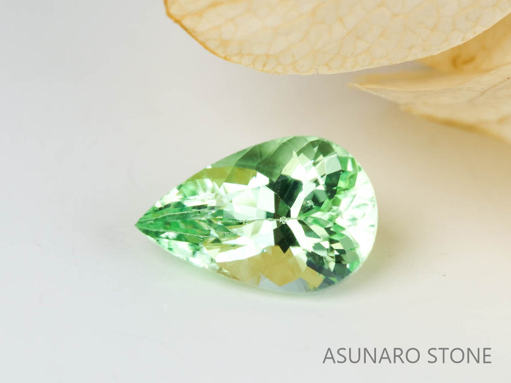 UVミントガーネット　タンザニア産　ペアシェイプ　0.61ct　【220301-1378】