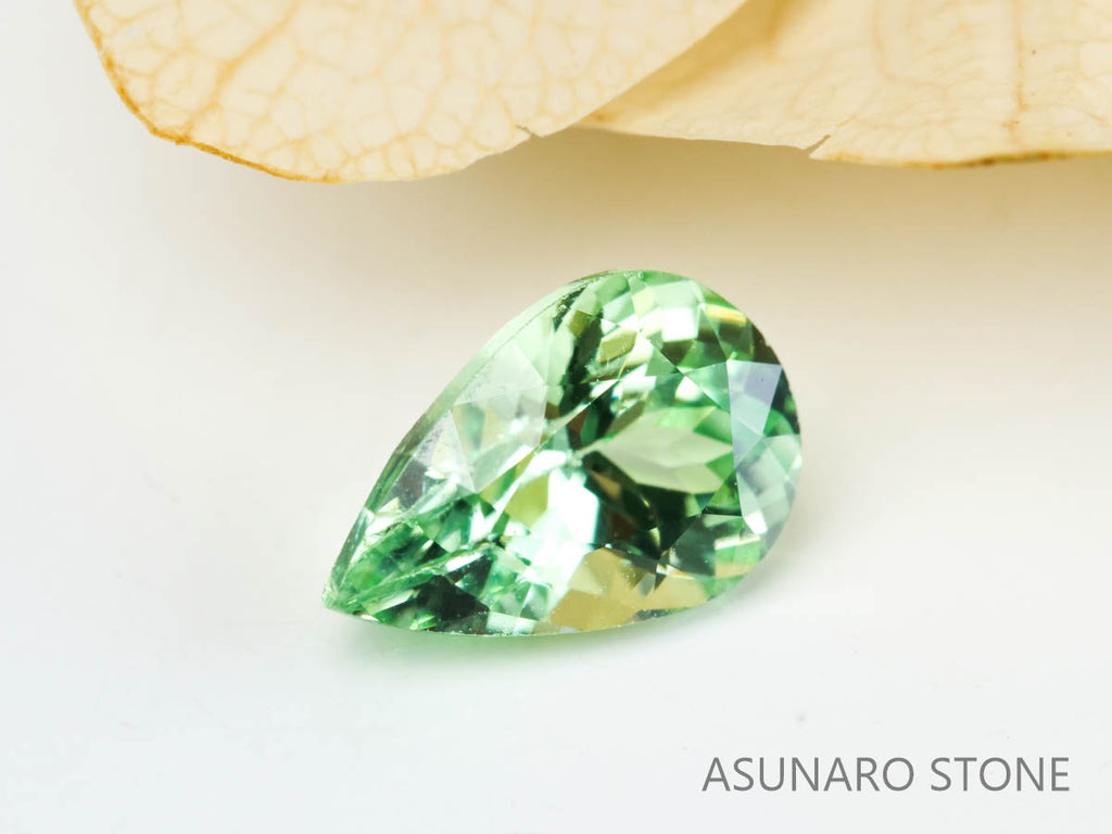 UVミントガーネット　タンザニア産　ペアシェイプ　0.61ct　【220301-1378】