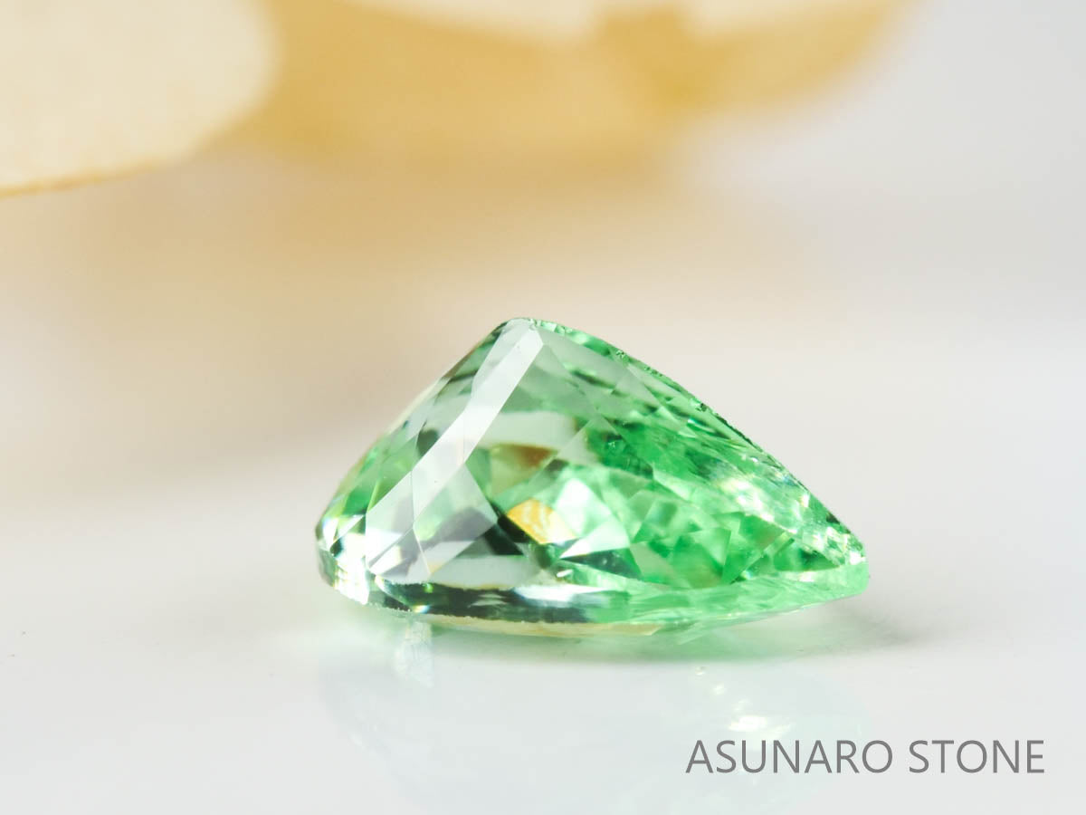 UVミントガーネット　タンザニア産　ペアシェイプ　0.61ct　【220301-1378】