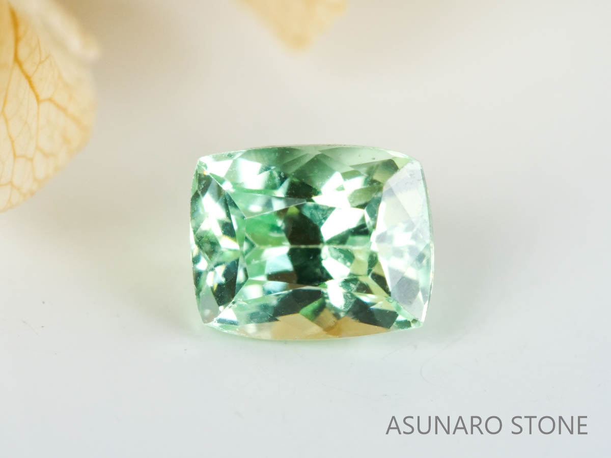 UVミントガーネット　タンザニア産　クッションカット　0.64ct　【220301-1379】