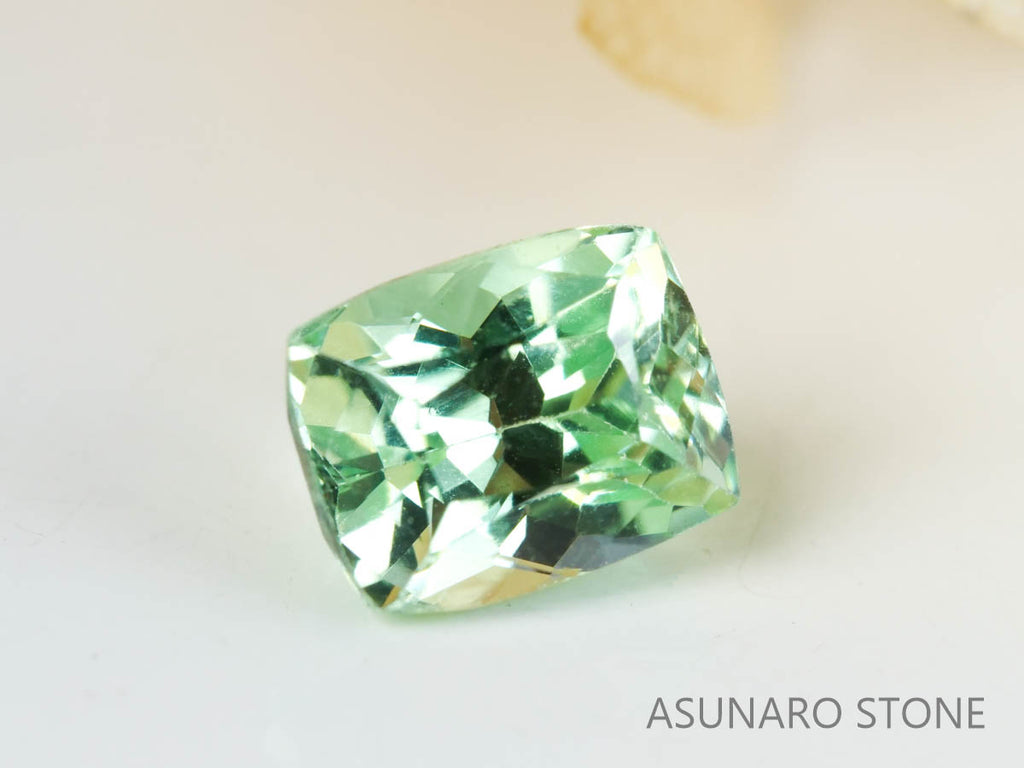 UVミントガーネット　タンザニア産　クッションカット　0.64ct　【220301-1379】