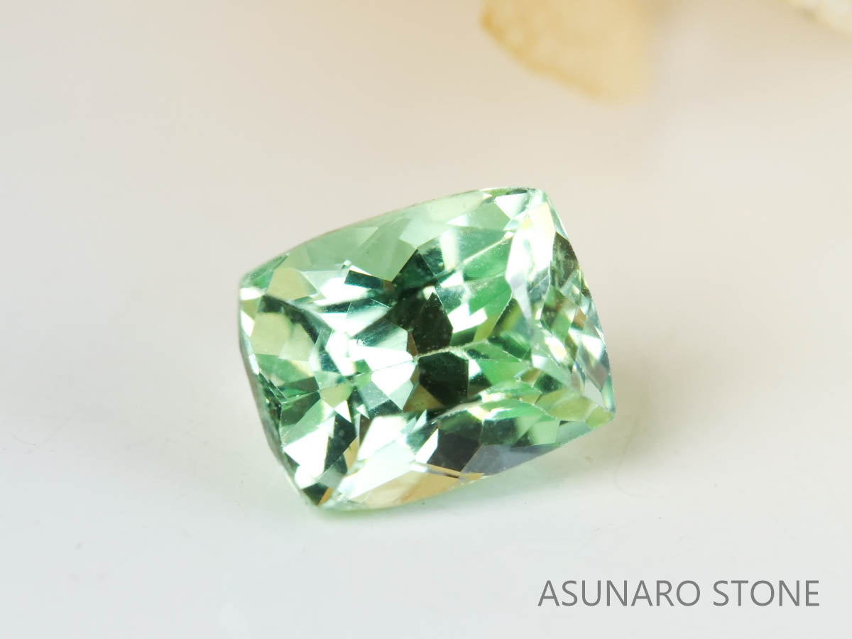 UVミントガーネット　タンザニア産　クッションカット　0.64ct　【220301-1379】