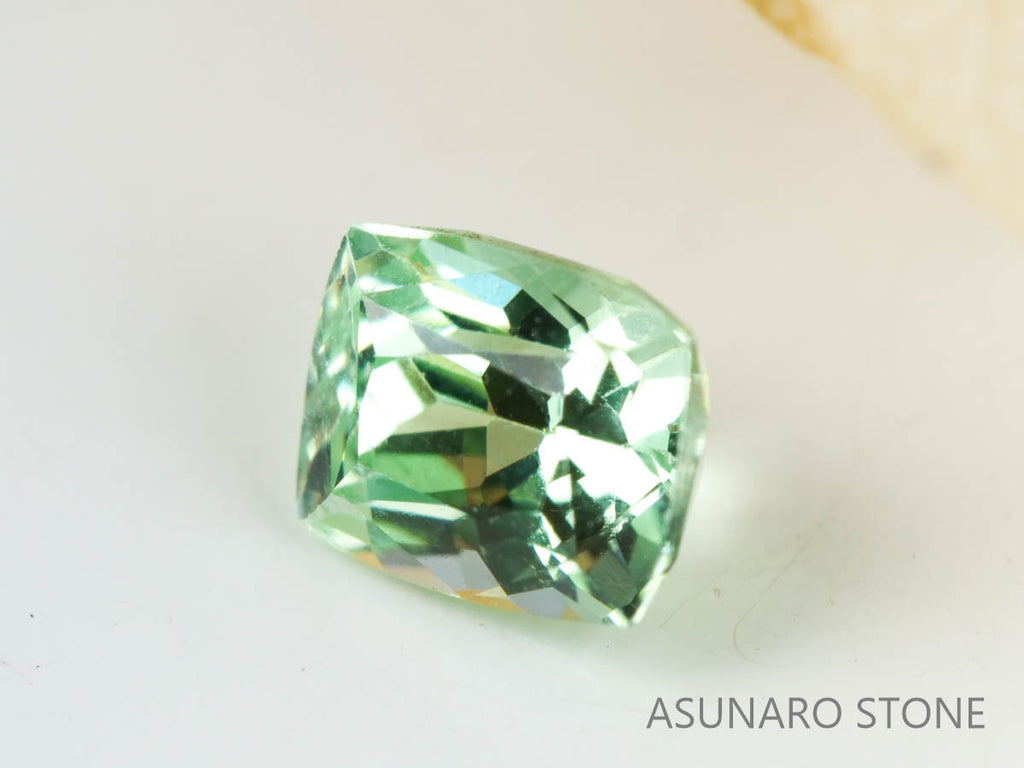 UVミントガーネット　タンザニア産　クッションカット　0.64ct　【220301-1379】