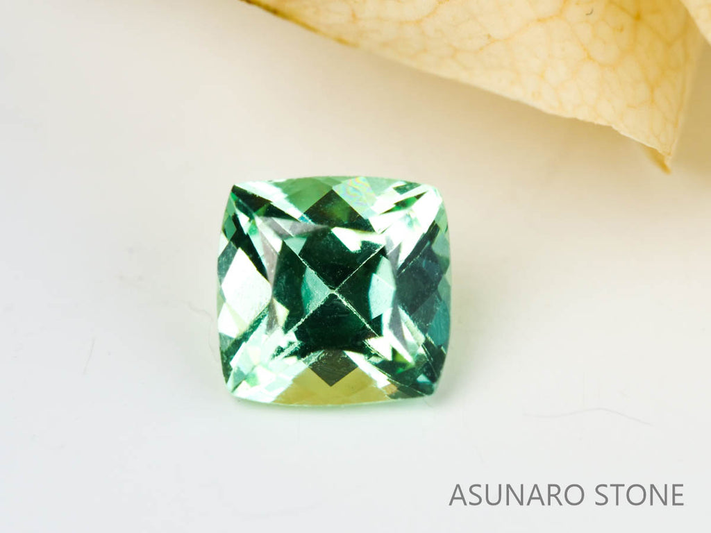 UVミントガーネット　タンザニア産　クッションカット　0.54ct　【220301-1380】