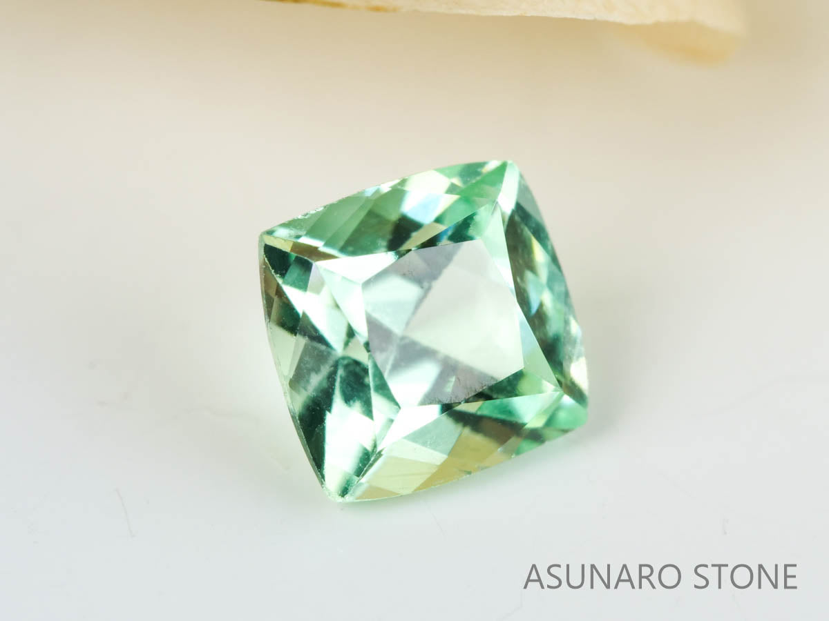 UVミントガーネット　タンザニア産　クッションカット　0.54ct　【220301-1380】