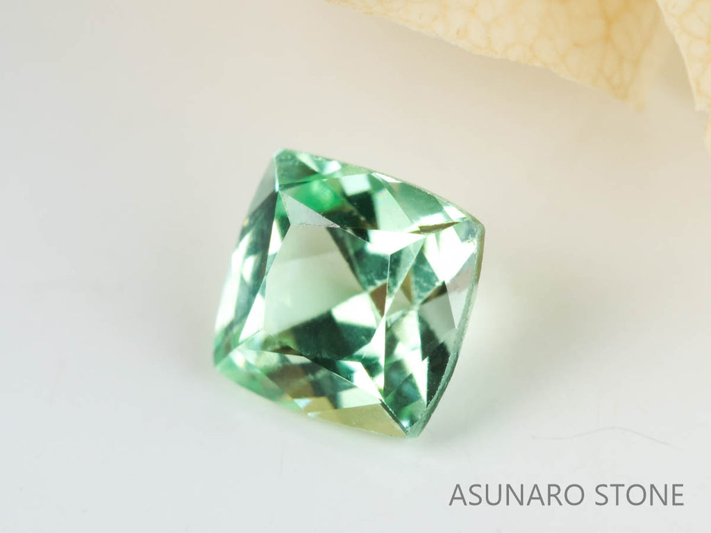UVミントガーネット　タンザニア産　クッションカット　0.54ct　【220301-1380】