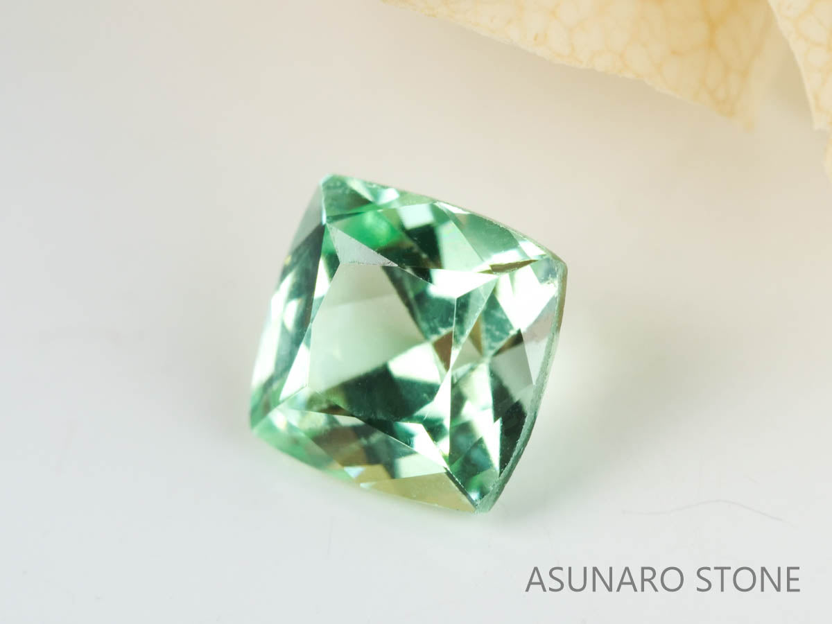 UVミントガーネット　タンザニア産　クッションカット　0.54ct　【220301-1380】