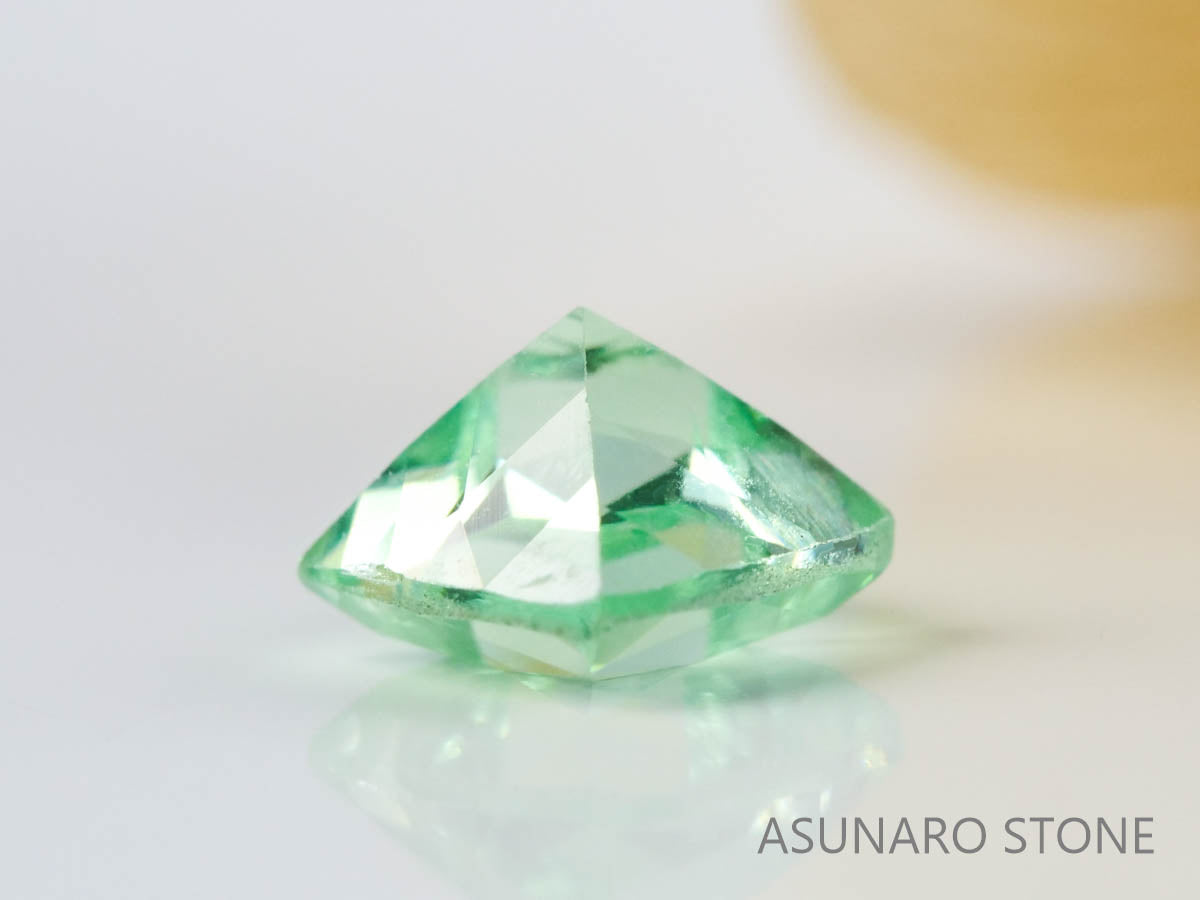 UVミントガーネット　タンザニア産　クッションカット　0.54ct　【220301-1380】