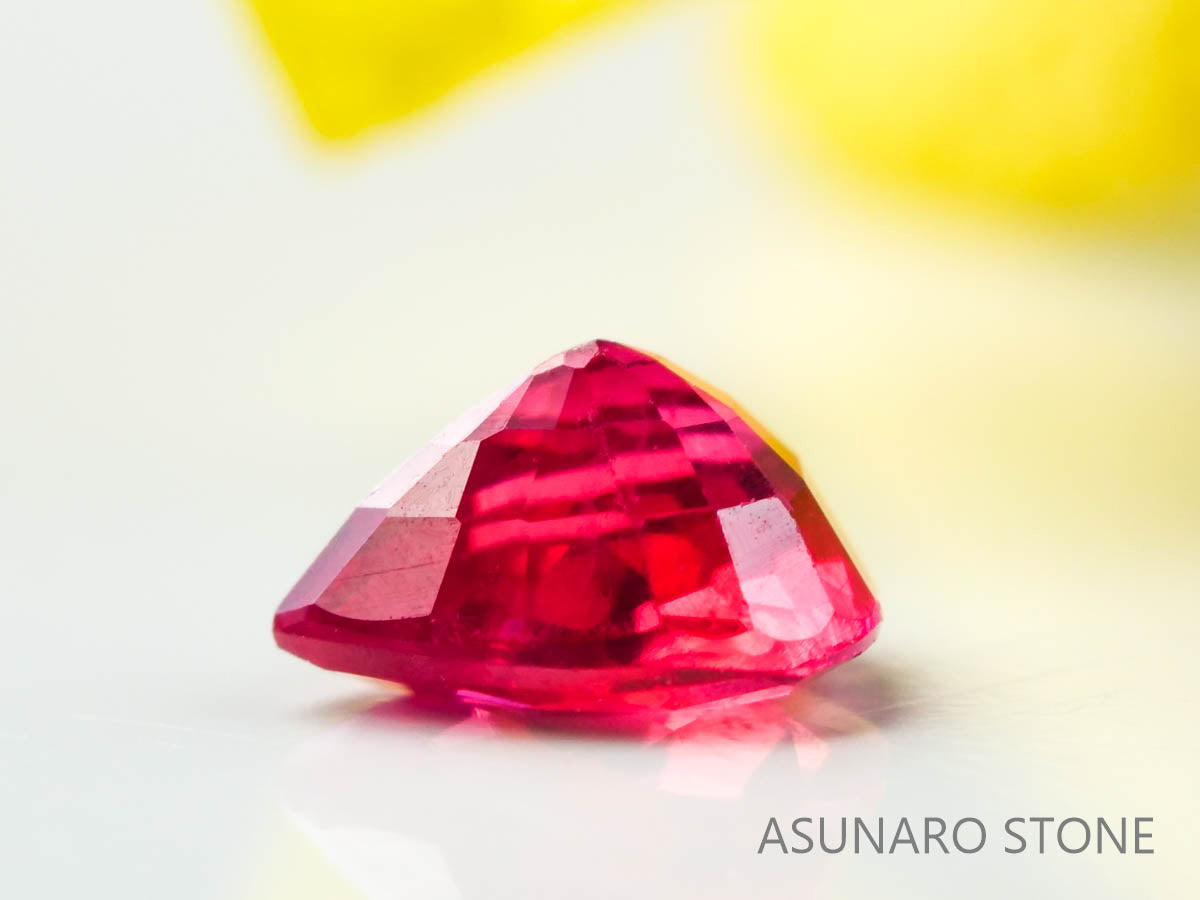 ピジョンブラッドルビー　ペアシェイプ　 タイ産　0.25ct　鑑別書付き  【230203-1368】