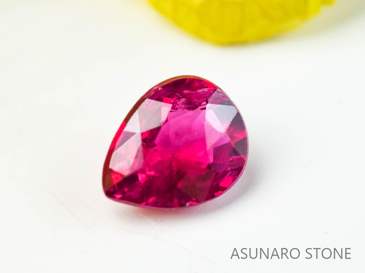 ピジョンブラッドルビー　ペアシェイプ　 タイ産　0.21ct　鑑別書付き  【230203-1369】