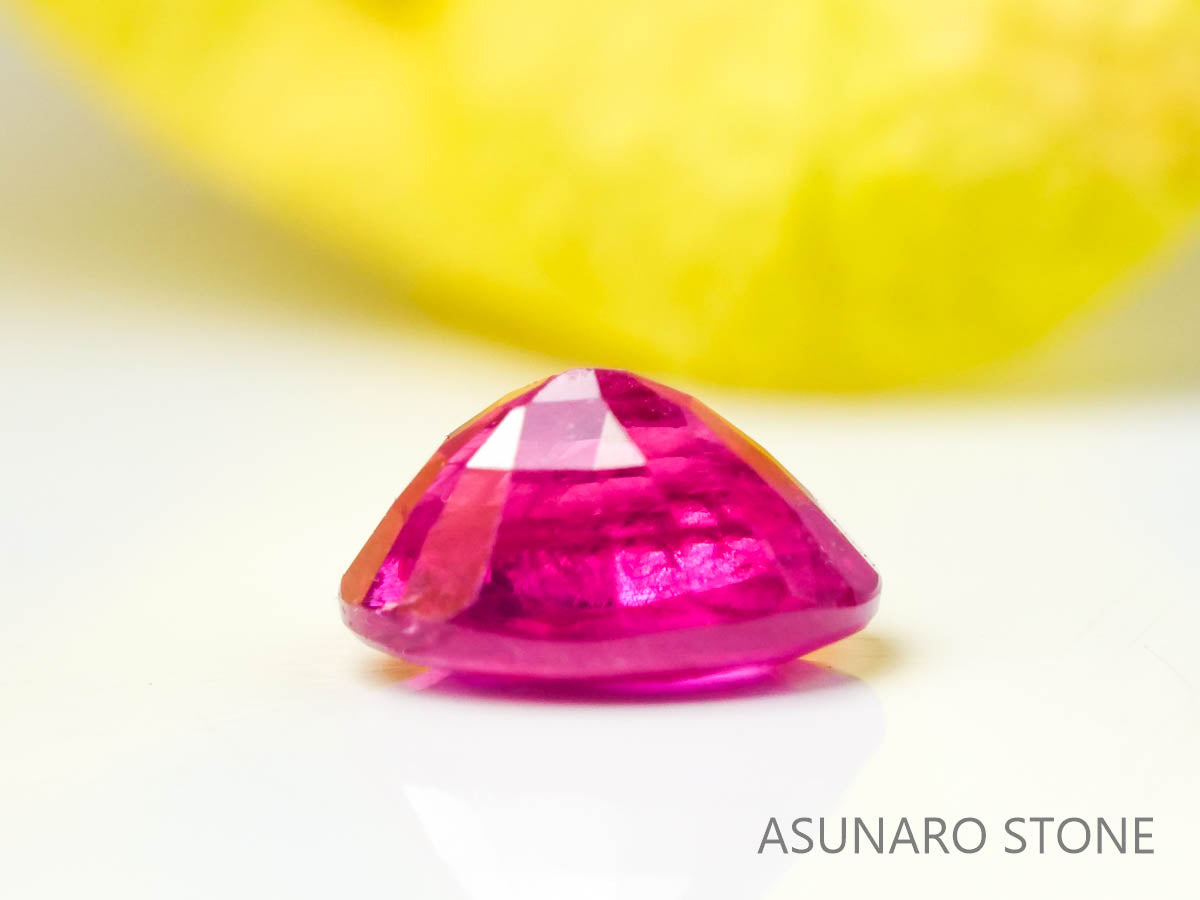 ピジョンブラッドルビー　オーバルカット　 タイ産　0.25ct　鑑別書付き  【230203-1371】