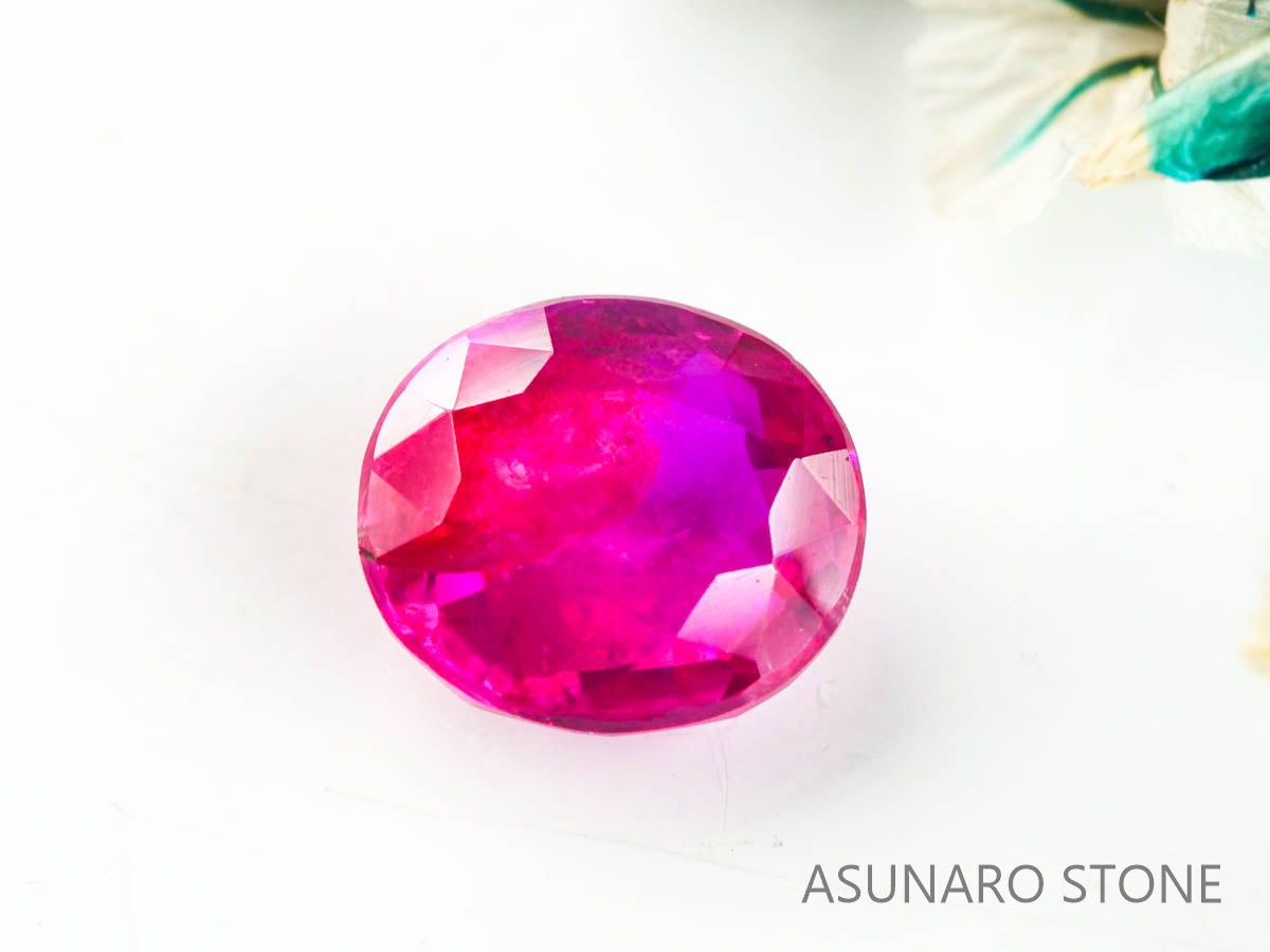 バイカラーピジョンブラッドルビー　オーバルカット　 ビルマ産　0.57ct　鑑別書付き 【230220-1509】