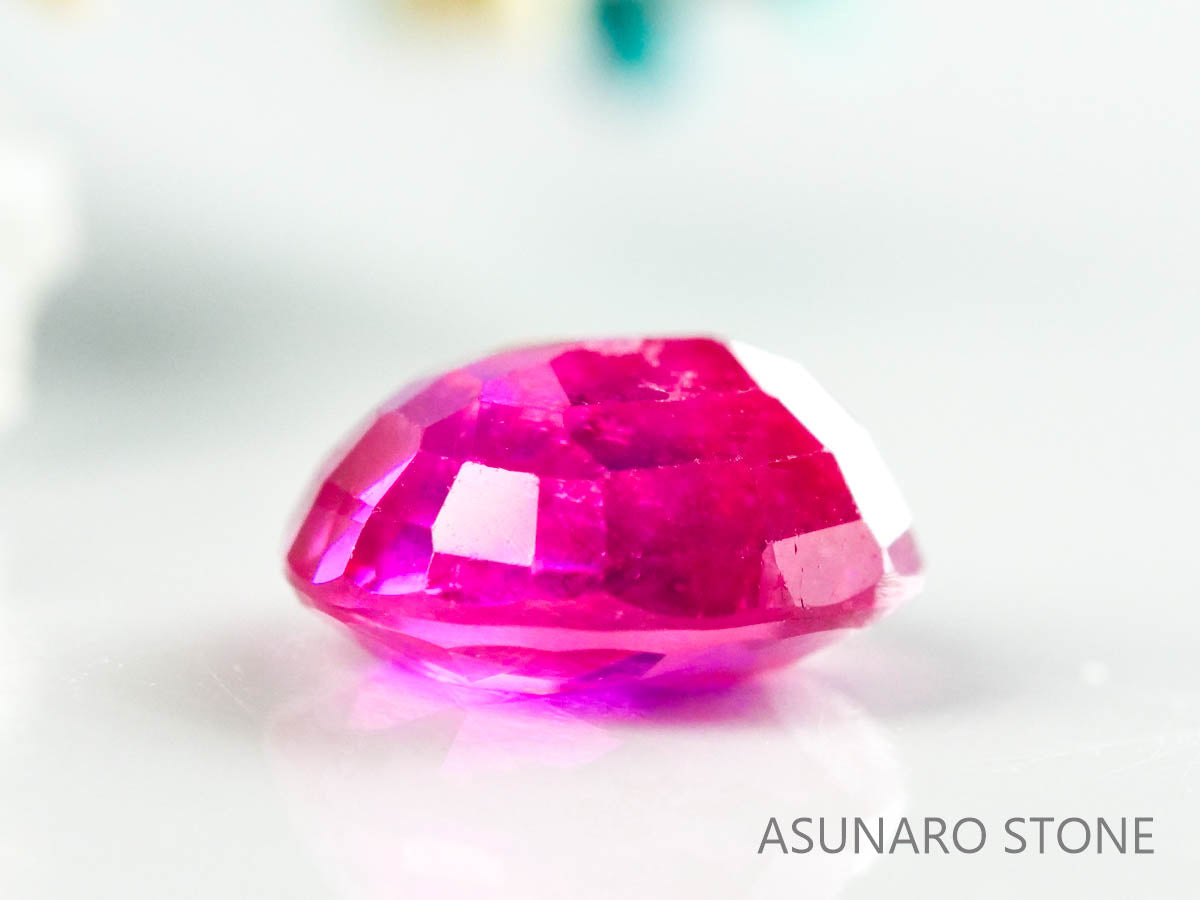 バイカラーピジョンブラッドルビー　オーバルカット　 ビルマ産　0.57ct　鑑別書付き 【230220-1509】