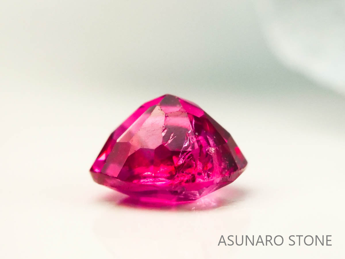 レッドスピネル 　クッションカット　スリランカ産　0.20ct　【230227-1520】