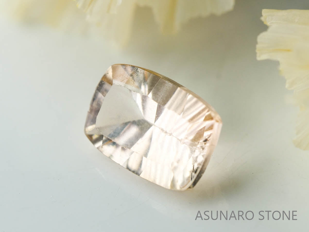シャンパンカラートルマリン　コンケーブカット　ルワンダ産　　0.85ct【230303-1540】