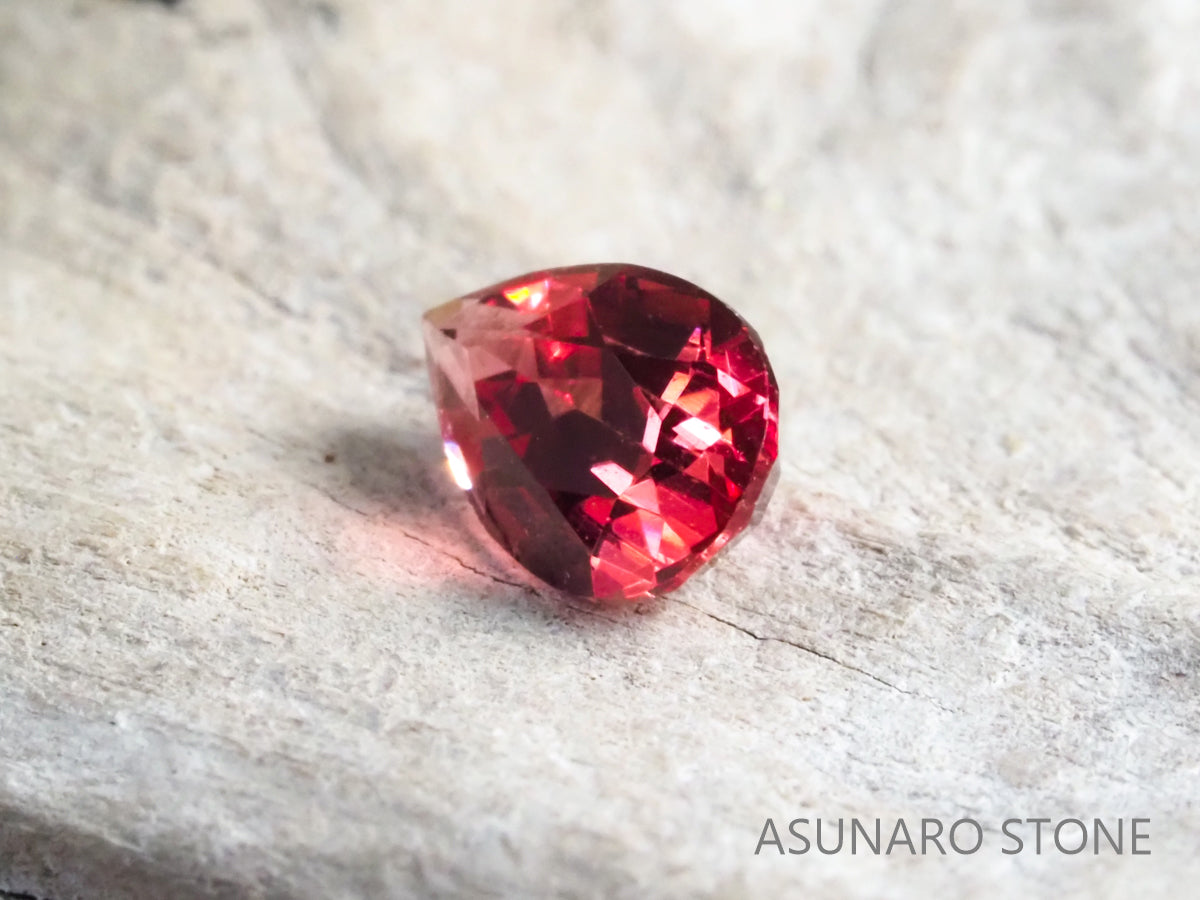 ホットピンクスピネル ペアシェイプカット タンザニア産 0.41ct【sp21040269】