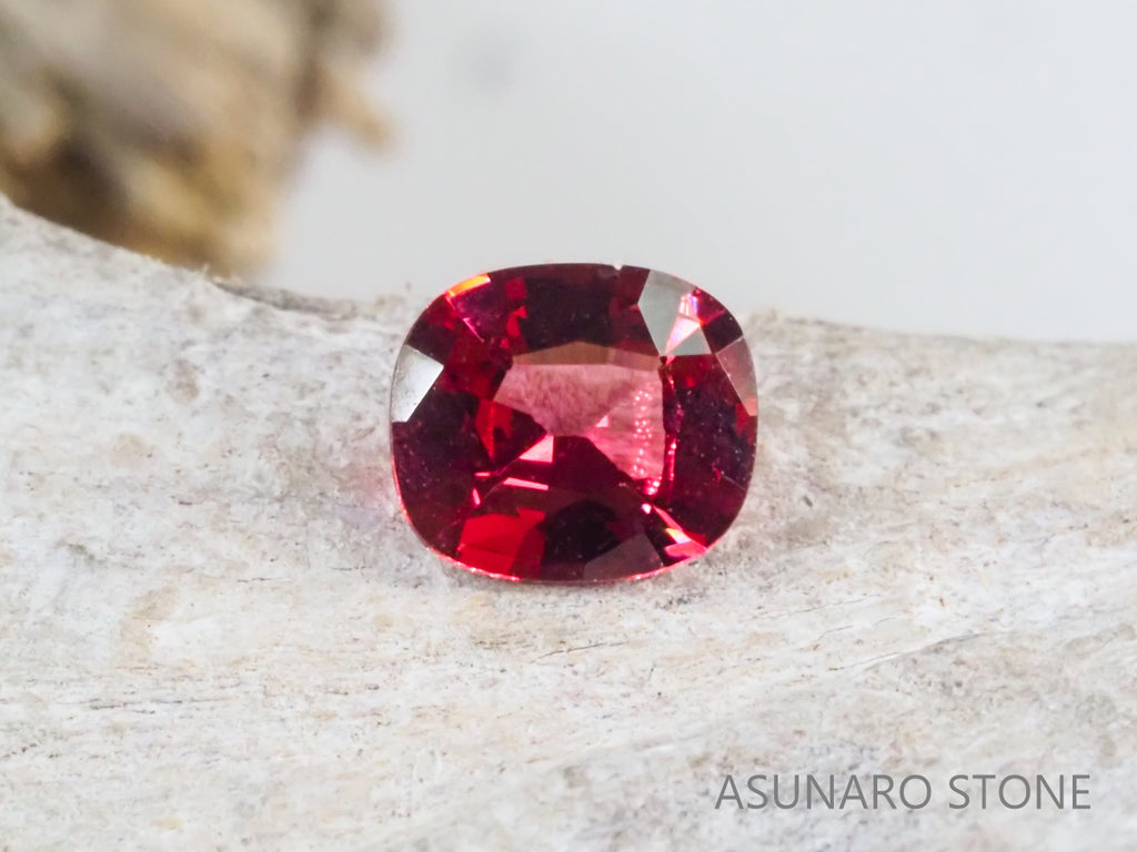 ホットピンクスピネル クッションカット タンザニア産 0.26ct【sp21040268】