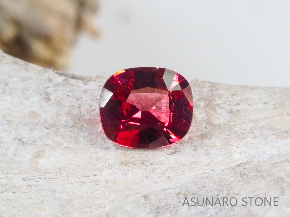 ホットピンクスピネル クッションカット タンザニア産 0.26ct【sp21040268】