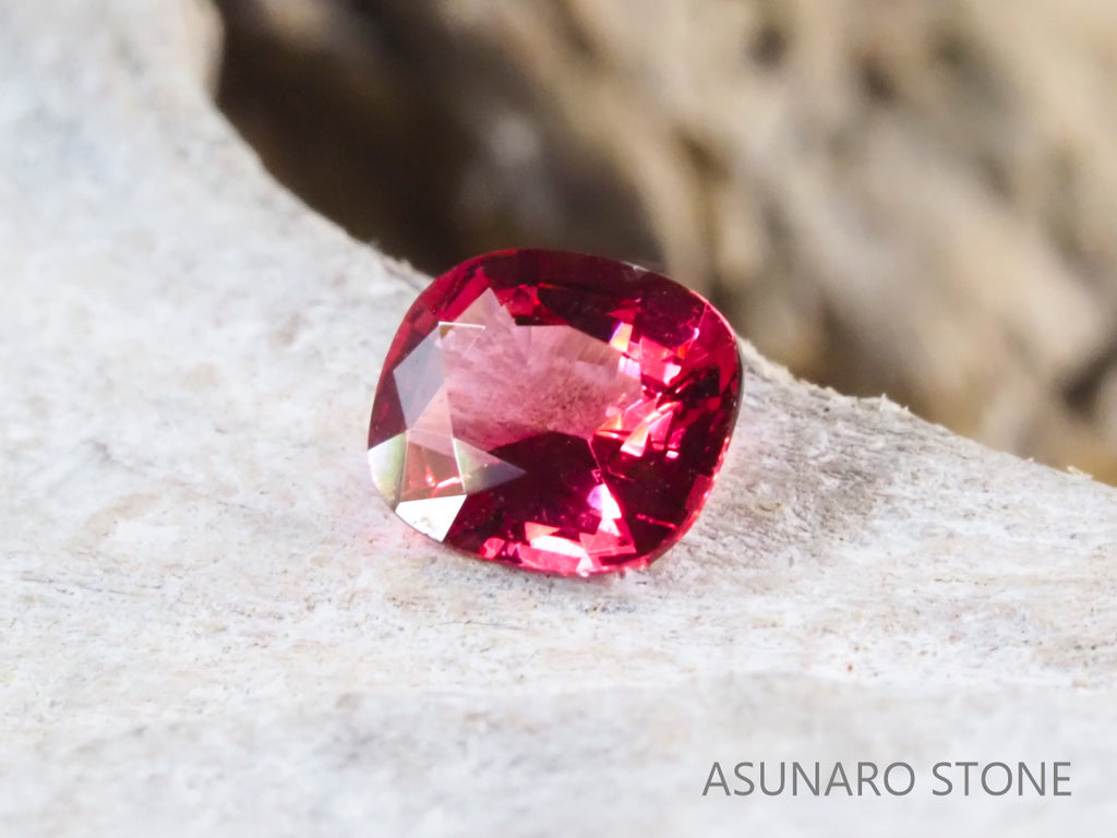 ホットピンクスピネル クッションカット タンザニア産 0.26ct【sp21040268】