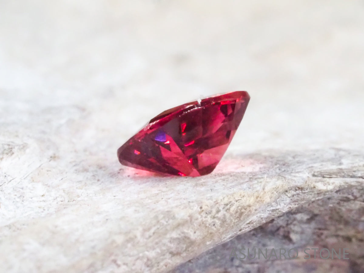 ホットピンクスピネル クッションカット タンザニア産 0.26ct【sp21040268】