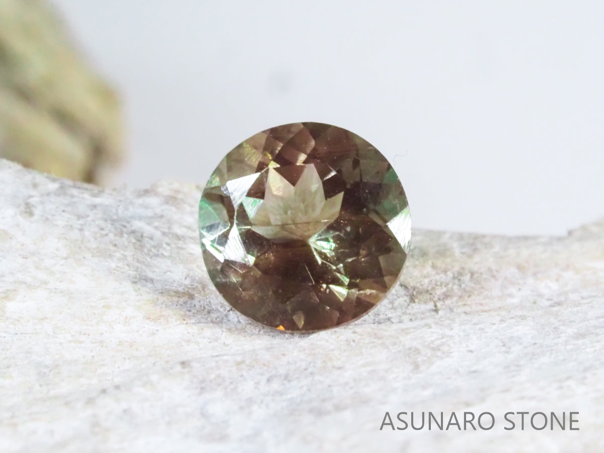 バイカラーオレゴンサンストーン ラウンドカット アメリカ産 0.81ct【os21040289】