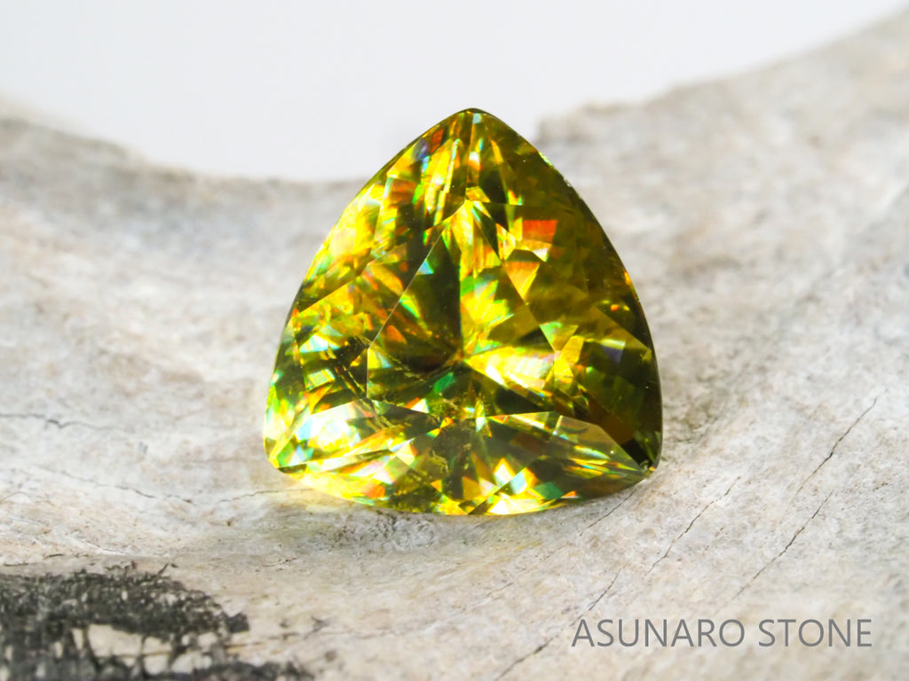 スフェーン トリリアントカット マダガスカル産 2.47ct【sp210617-304】