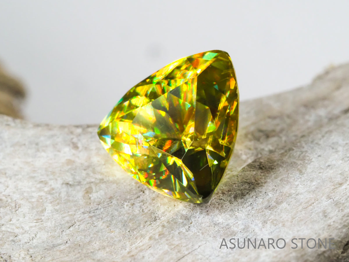 スフェーン トリリアントカット マダガスカル産 2.47ct【sp210617-304】