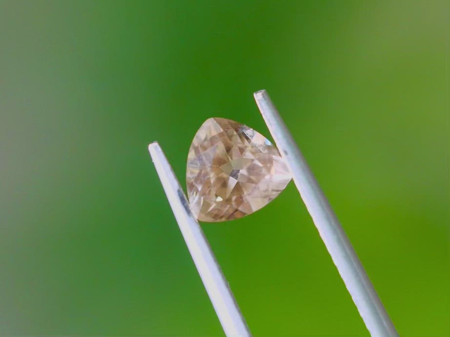 オレゴンサンストーン トリリアントカット アメリカ産 0.99ct【os210608-365】