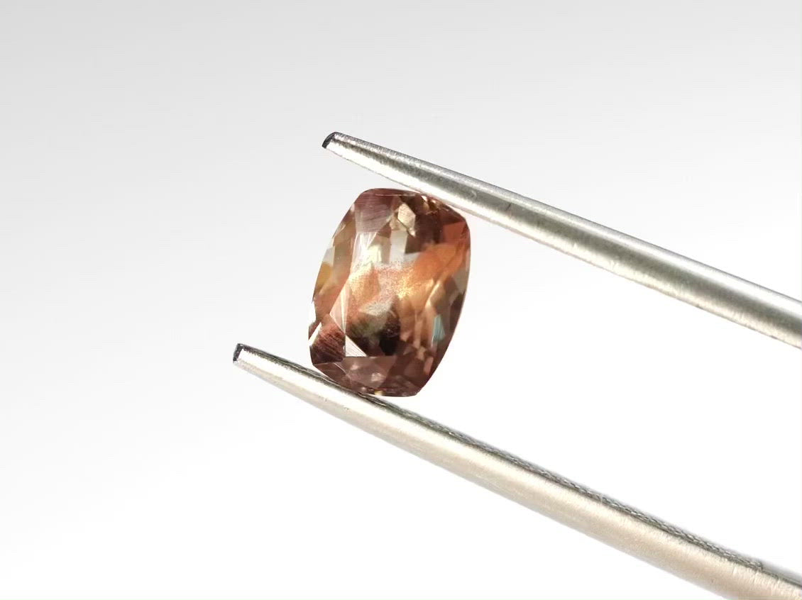 バイカラーオレゴンサンストーン クッションカット アメリカ産 1.00ct【os210618-322】